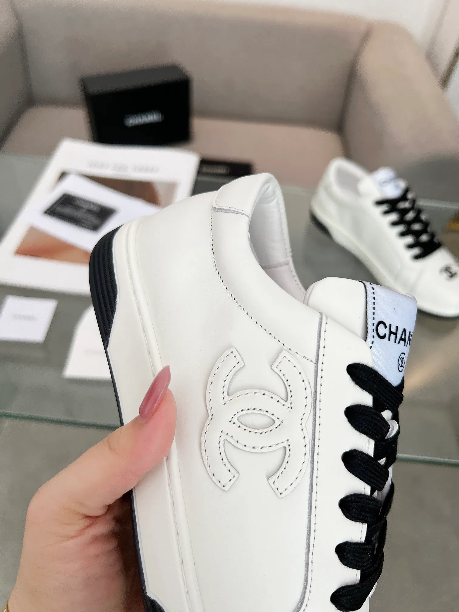 👟👟Ex-factory price 520👟👟Chanel Chanel 24SF latest model full leather panda color white shoes casual sports shoes skateboard shoes original purchase and development production Xiaoxiang C Home Another super popular item in the counter, loved by Internet celebrity bloggers and sisters, and various praises on social platforms. It is very popular, has a high texture, is breathable and super spring and summer. Seeing this issue always arouses the inner desire of girls for fashion. The latest suede material, classic black and white color, full of fashionable feeling on the feet, easy to care for. Fabric: Original customized imported cowhide material. Lining: Customized soft sheepskin lining. Sole: Original molded TPU non-slip outsole. Bottom thickness: 2.5CM. Size: Women's size 35-40 (custom-made sizes 40 are non-refundable)